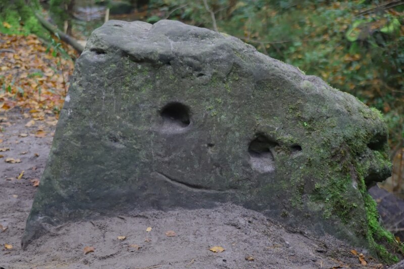 Das innere Kind - Bild von Stein mit lächelndem Gesicht